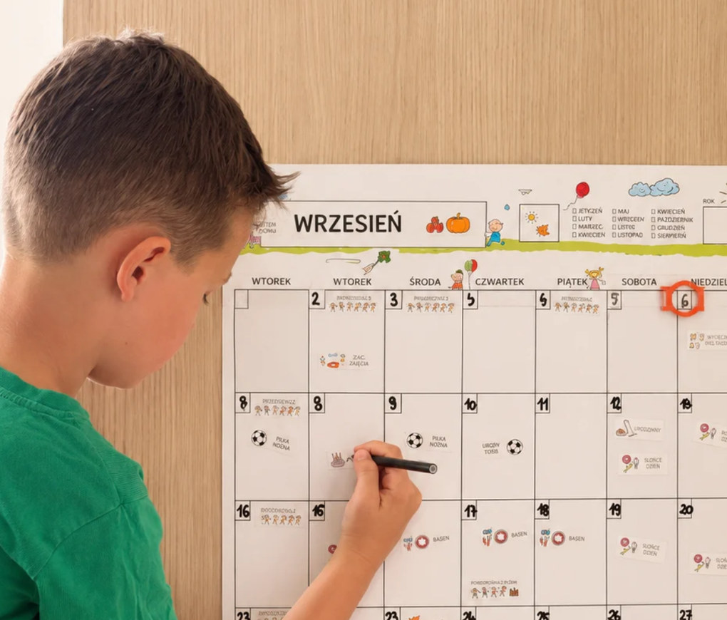 Uczeń korzystający z rodzinnego kalendarza